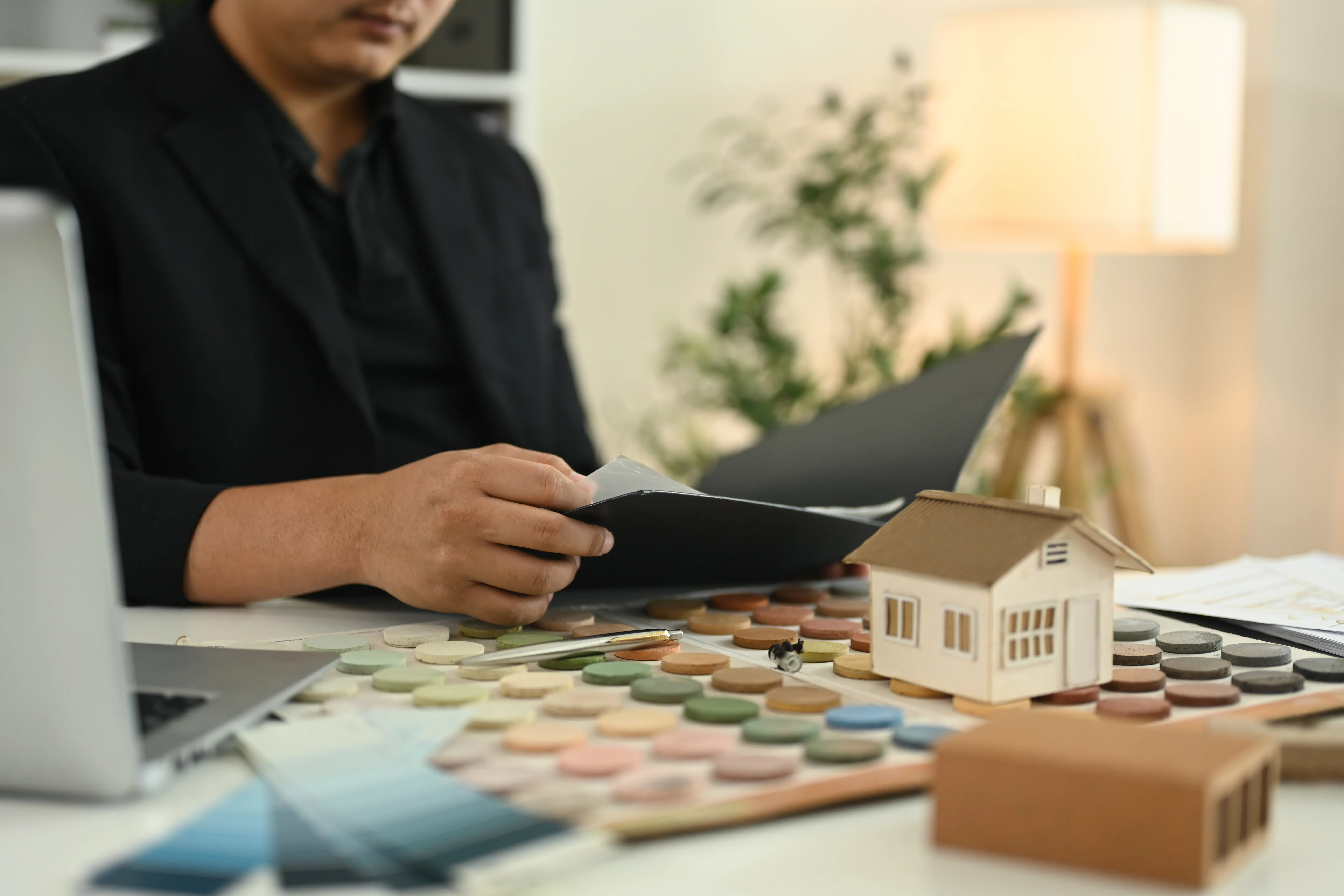 Beschnittene Aufnahme eines Architekten, der im Büro Projektkonzepte entwickelt und Designoptionen analysiert.